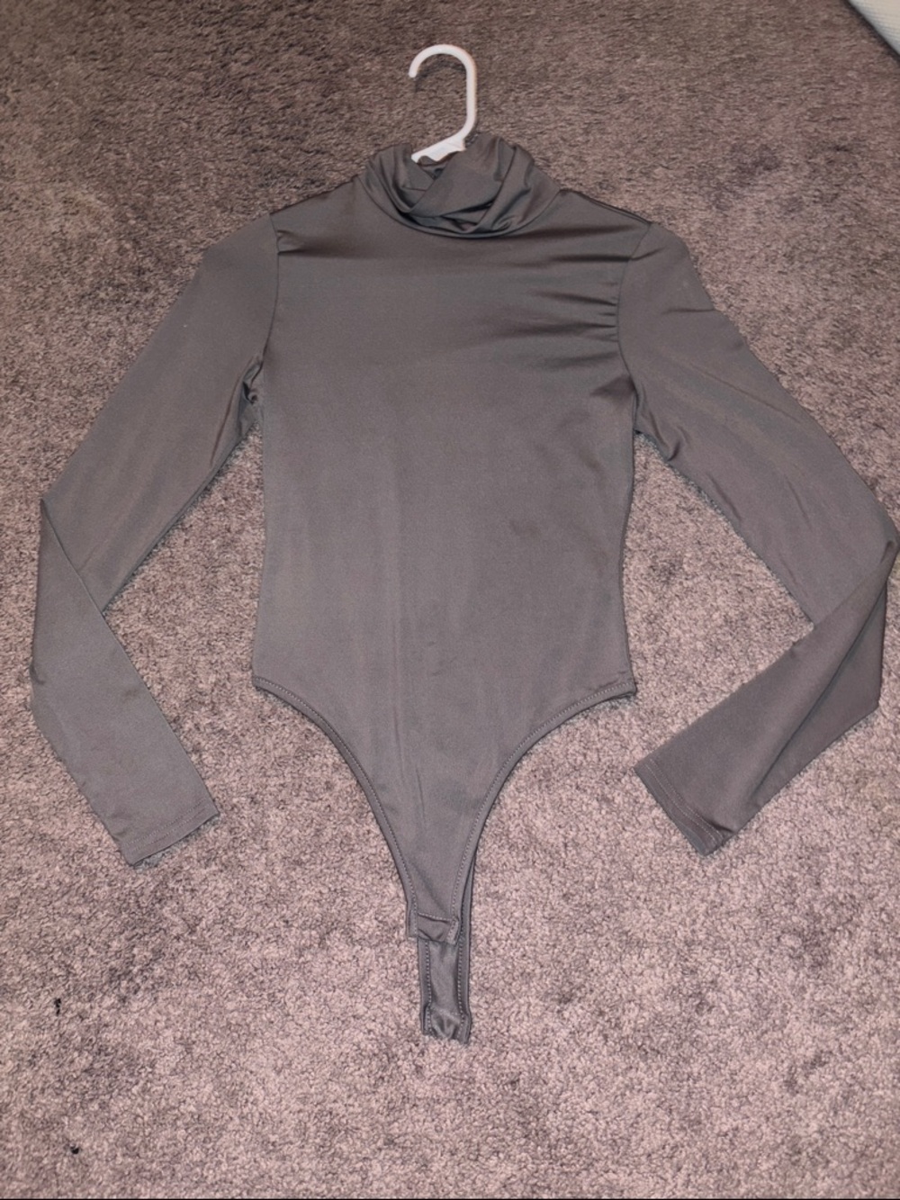 Long-Sleeve Mock Neck Bodysuit in Charcoal Gray
